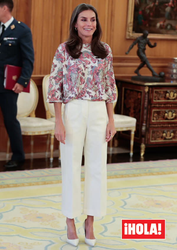 Doña Letizia con top paisley