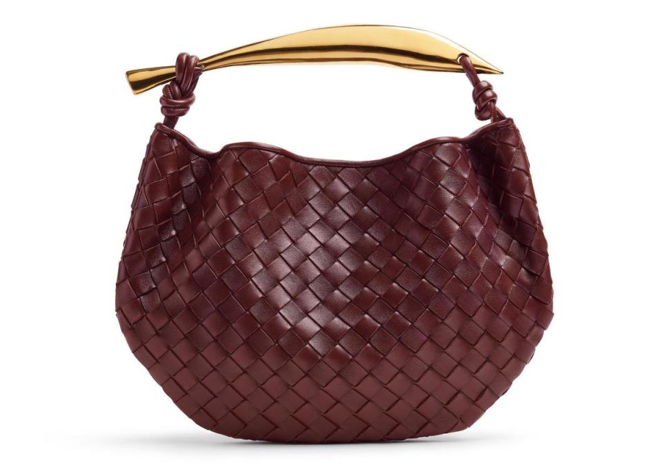 深酒紅色羊皮編織手提Sardine包 NT$131,300 Bottega Veneta。（Bottega Veneta提供）