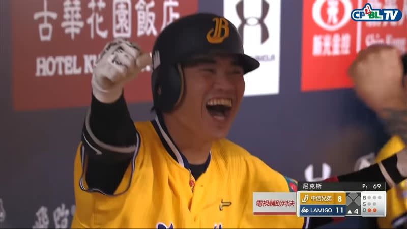 王威晨生涯首轟露出興奮表情。(圖／翻攝自CPBL TV)