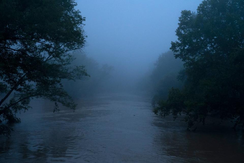 La bifurcación norte del río Kentucky sigue alta, pero las aguas han bajado de los niveles récord el 30 de julio de 2022 en Jackson, Kentucky (Getty Images)