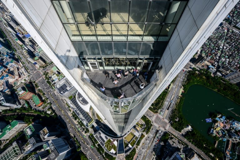 Vue de la Lotte World Tower, dont la flèche trône à 555 mètres de haut, depuis une nacelle utilisée pour nettoyer les vitres, le 4 juin 2024 à Séoul, en Corée du Sud (Anthony WALLACE)