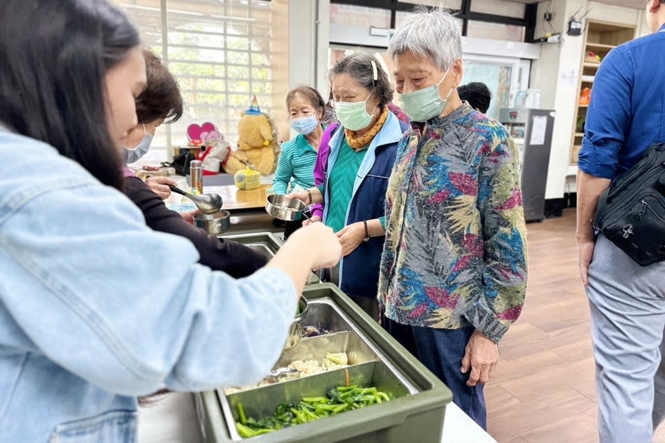 臺東縣友善關懷協會自今(1)日與牧心庇護工場合作，每日由牧心提供110位據點長者餐食，創造出社區關懷據點餐食的加乘效果。