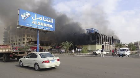 Smoke rises from a mall after clashes in Yemen's southern port city of Aden February 9, 2016. REUTERS/Stringer