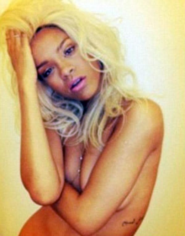 Rihanna Poses Topless — Taunting Chris Brown? New Pic