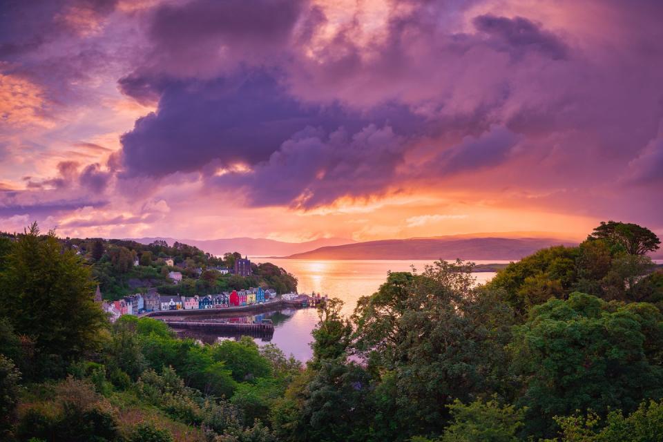 The pink sunrise and bright buildings of Tobermory