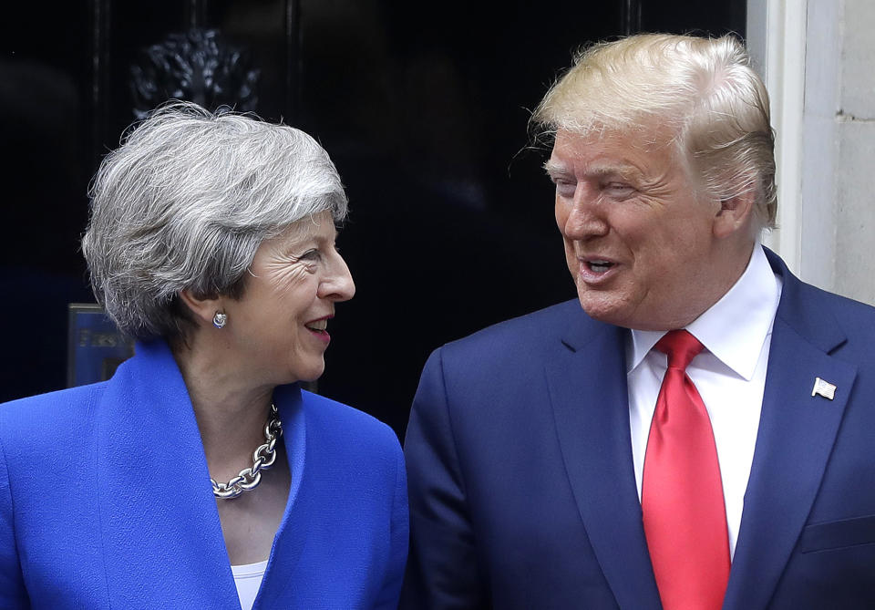 La primera ministra de Gran Bretaña, Theresa May, saluda al presidente de Estados Unidos, Donald Trump, en el exterior de su residencia oficial, en el número 10 de Downing Street, en el centro de Londres, el 4 de junio de 2019. (AP Foto/Kirsty Wigglesworth)