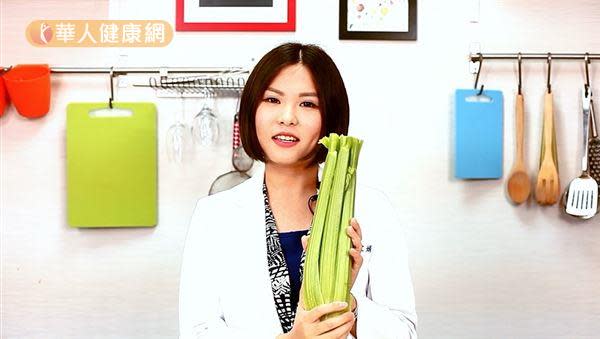 中國醫藥大學營養系陳宜娟營養師，教我們如何挑選芹菜。（攝影／羅德育）