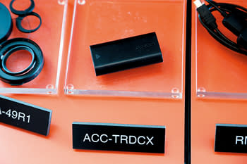 ● ACC-TRFCX比較特別，其實是一個「尿袋」，作RX100 II的後備電源。