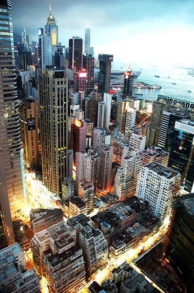 <b>1 - Causeway Bay - Hong Kong</b><br><br> En la cúspide de la clasificación se encuentra esta zona de rascacielos, originariamente un lugar de pesca, cuyas aceras están continuamente abarrotadas. El precio de alquiler anual por metro cuadrado es ligeramente mayor que la 5ª avenida: 22.300 euros.