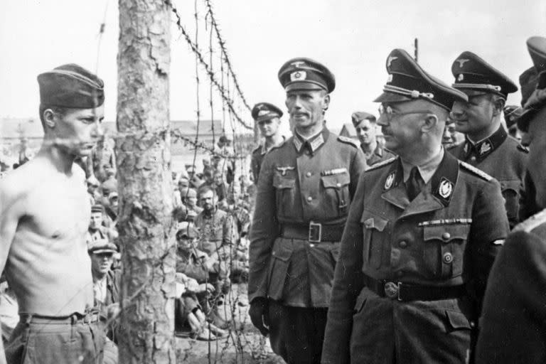 Heinrich Himmler visita los campos de prisioneros en Rusia en 1941