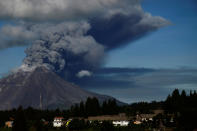 <p>Der Sinabung-Vulkan im Norden der indonesischen Insel Sumatra spuckt während einer Eruption Asche. (Bild: Antara Foto/Maz Yons via Reuters) </p>