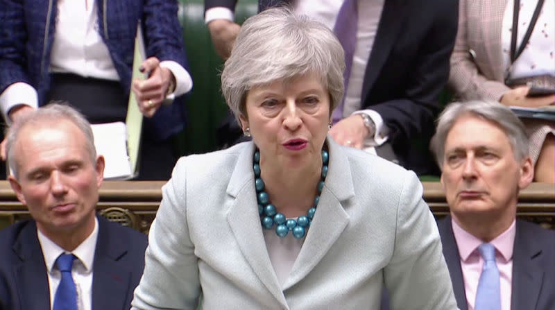 Theresa May a annoncé lundi qu'elle renonçait pour l'instant à organiser un troisième vote à la Chambre des communes sur son accord de Brexit, faute d'un nombre de voix suffisant en faveur du texte. /Image diffusée le 25 mars 2019/REUTERS/Reuters TV