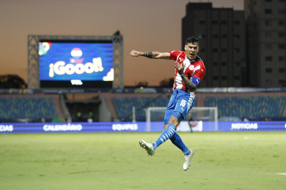 Gustavo Gómez, de Paraguay, festeja tras anotar ante Perú en el partido de la Copa América realizado el viernes 2 de julio de 2021, en Goiania, Brasil (AP Foto/Andre Penner)