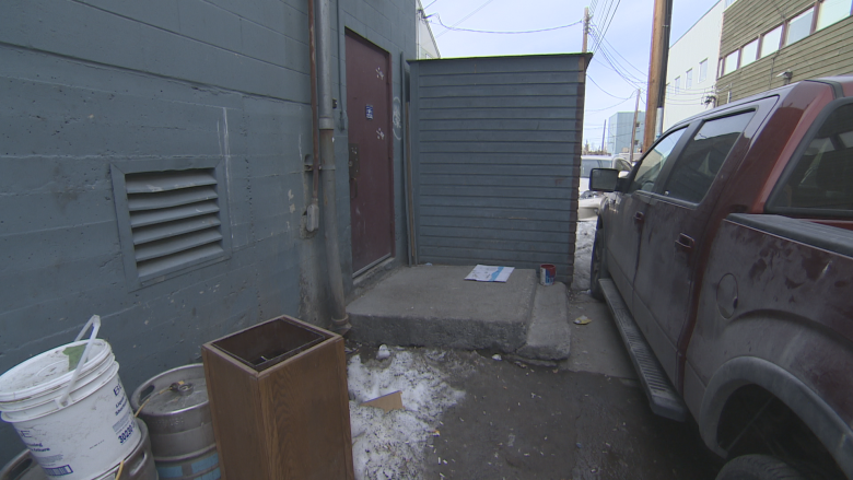 Restaurateur calls on Yellowknife businesses to open washrooms to public