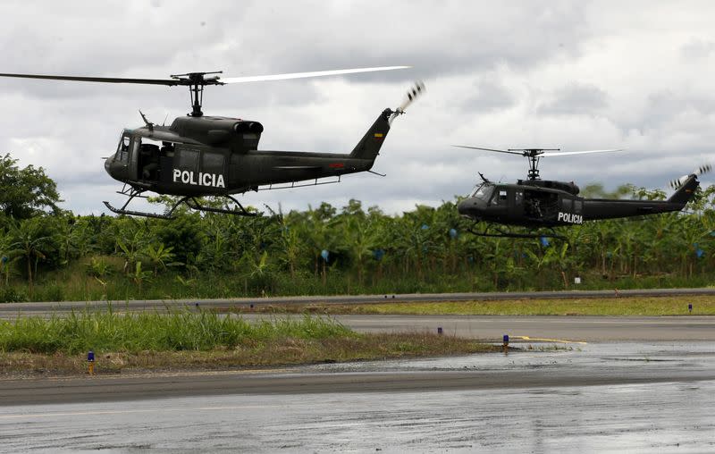 Foto de archivo. Dos helicópteros de la policía colombiana sobrevuelan la zona donde se incautó un cargamentro de cocaína al Clan del Golfo, en coordinación con la DEA, en Turbo, departamento de Antioquia