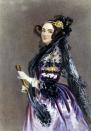 <p>Fille de Lord Byron, Ada Lovelace est la première programmeuse informatique, tout ça dès 1842… En effet, lors de ses recherches menées grâce à la machine analytique, l’ancêtre de l’ordinateur, elle écrivit des notes <strong>sur le premier algorithme, </strong>retrouvées des années plus tard.</p>