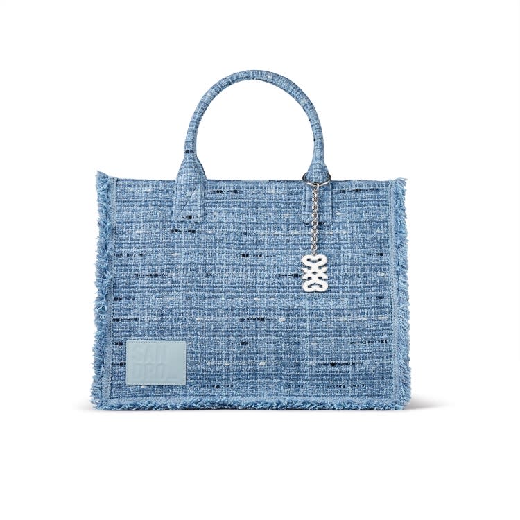 法國時裝品牌Sandro 2024春夏以丹寧藍色為設計基礎，推出這一款些微流蘇設計的包款 Source: Sandro