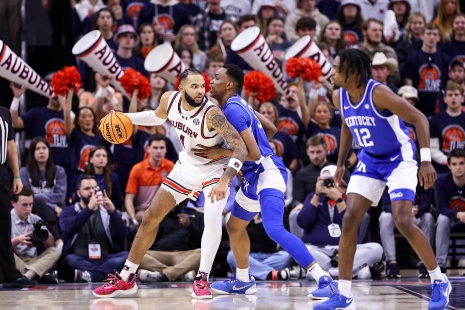 Kentucky’s Ugonna Onyenso squared off against Auburn’s Johni Broome (4) last Saturday in a game in which the Wildcats displayed a level of physicality rarely seen this season.