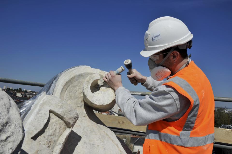 Restauration von Steinskulpturen ist Millimeterarbeit. In Palencia hatten es die Arbeiter offensichtlich etwas eilig. (Bild: Alain DENANTES/Gamma-Rapho via Getty Images)