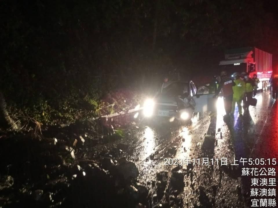 蘇花公路宜蘭東澳段今(11/11)疑因大雨發生落石，當場砸進一輛轎車，車體凹陷。取自臉書「以蘇花公路即時路況為主的平台」