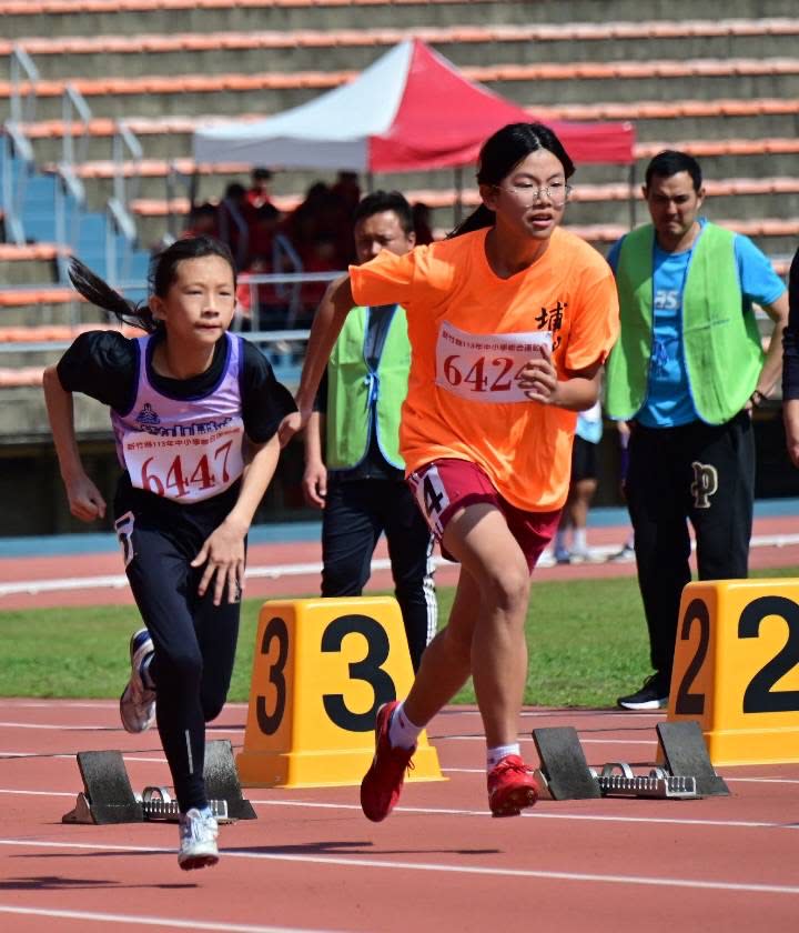 新竹縣中小運動會展開三天競賽，小將選手們全力以赴。（圖/記者黃溎芬翻攝）