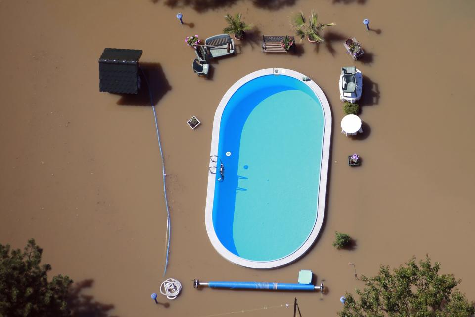 RNPS - PICTURES OF THE YEAR 2013 - A garden with a swimming pool is inundated by the waters of the Elbe river during floods near Magdeburg in the federal state of Saxony Anhalt, June 10, 2013. Tens of thousands of Germans, Hungarians and Czechs were evacuated from their homes as soldiers raced to pile up sandbags to hold back rising waters in the region's worst floods in a decade. REUTERS/Thomas Peter (GERMANY - Tags: DISASTER ENVIRONMENT TPX)