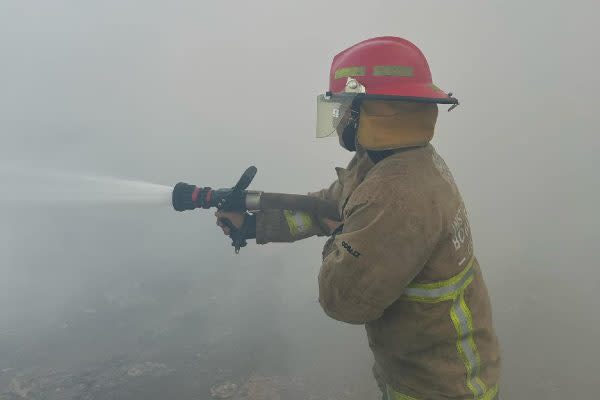 bombero combate incendio en el basurero el iztete en tepic, nayarit