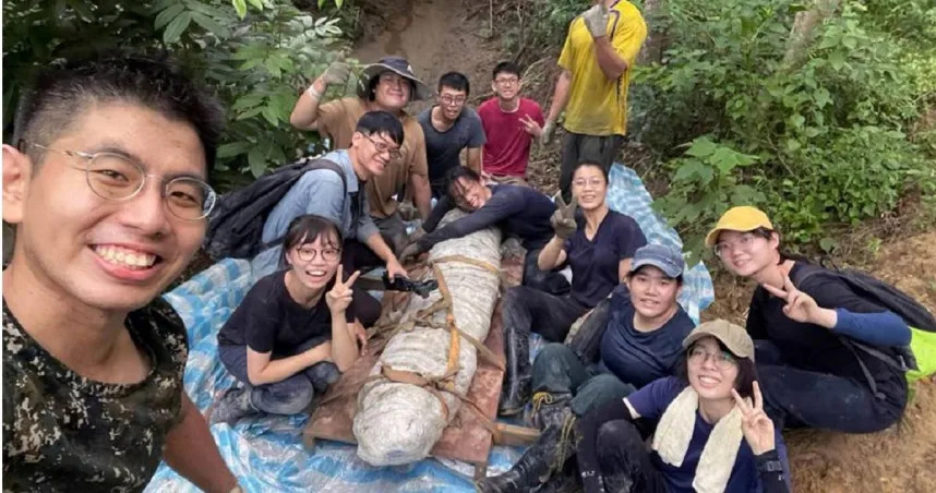 成功大學、國立自然科學博館及海內外學者、學生一起發掘台灣史上最完整的鯨魚化石。（成大提供／洪榮志台南傳真）