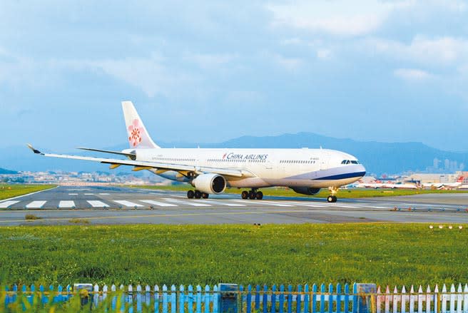 A330型客機電腦故障意外，讓人聯想到因電腦系統出狀況而全面停飛的波音737 MAX8客機。圖為2009年因故降落松山機場的A330客機。（本報資料照片）