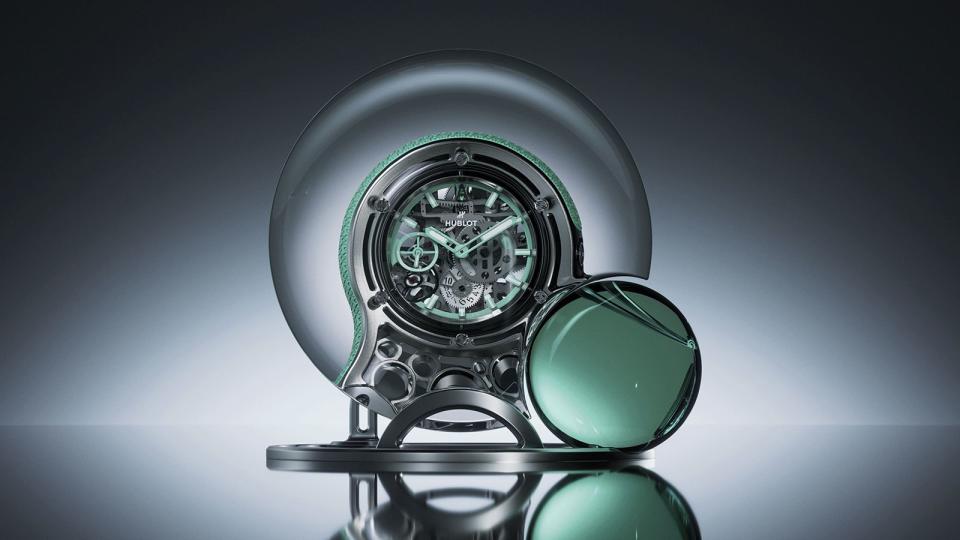  HUBLOT和美國藝術家Daniel Arsham的首次合作，是2023年三月在瑞士策馬特的大型的日晷地景裝置，今年則是將形式轉移到產品上，推出這款一錶三用的Arsham Droplet懷錶，前衛的外型非常吸睛。