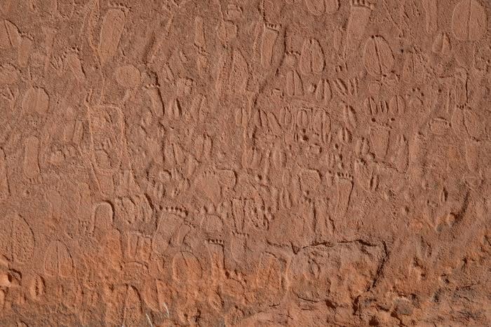 Detail of Stone Age depictions of human footprints and animal tracks in Doro! nawas mountains, Namibia. Credit: Andreas Pastoors.