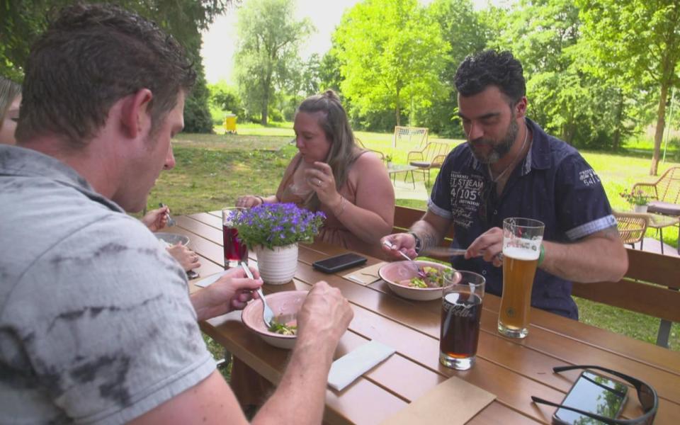 Raus ins Grüne: Beim zweiten Testessen spielen die Restaurantbetreiber nicht nur ihre kulinarischen Stärken aus, sondern setzen auch auf das herrliche Freiluft-Ambiente. Ein Rezept, das passt! (Bild: Seven.One Entertainment Group GmbH)