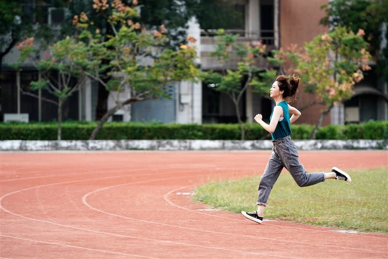 謝盈萱似乎已經準備好要迎接新生命的到來。（圖／華視、CATCHPLAY提供）