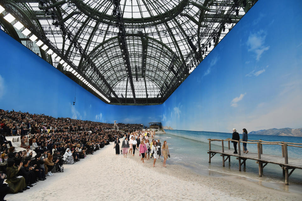 Lagerfeld verwandelte das Pariser Grand Palais in eine malerische Strandkulisse. (Bild: Getty Images)