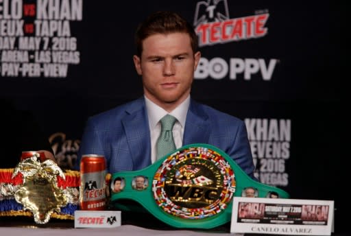 El boxeador mexicano Saúl &#39;Canelo&#39; Alvarez observa mientras su rival el británico Amir Khan habla en la última conferencia de prensa antes del combate, en el MGM Grand de Las Vegas, Nevada, el 4 de mayo de 2016. (AFP | John Gurzinski)