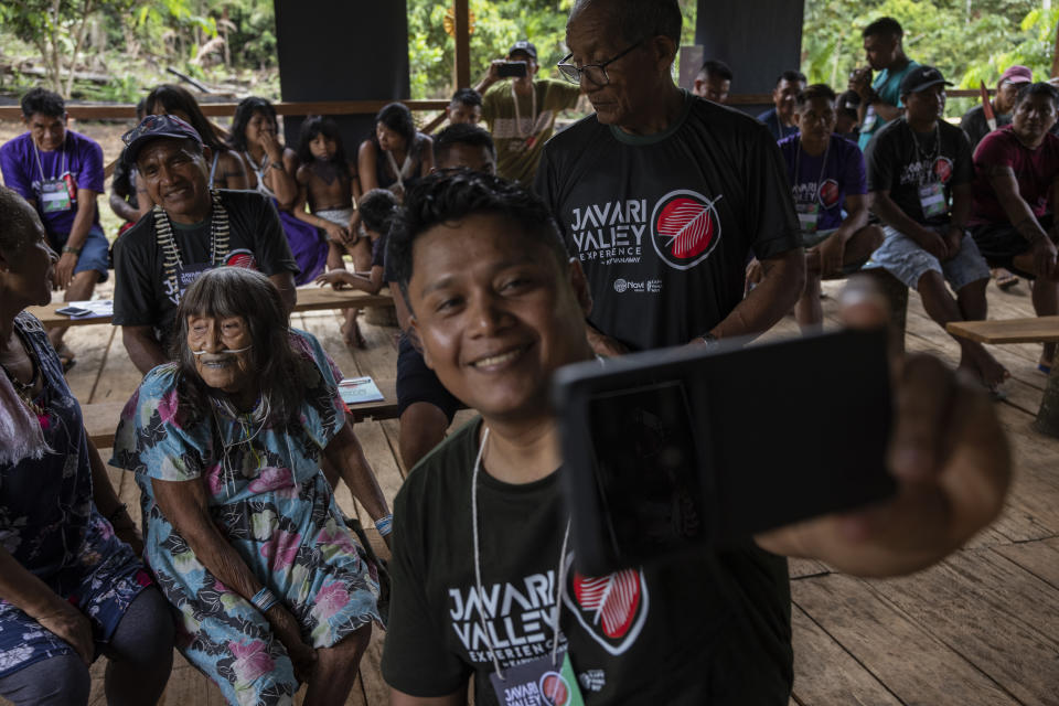 Israel Marubo se toma una selfi con su abuela Varî Vãti Marubo, quien quizá sea una de las personas más ancianas que todavía viven en las profundidades del bosque tropical de la Amazonía, en la Tierra Indígena Marubo, en el estado Acre de Brasil, el 7 de abril de 2024. (Victor Moriyama/The New York Times)