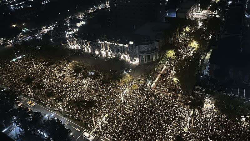 立法院5/24晚間10點場外抗議人潮。（圖／經民連提供）