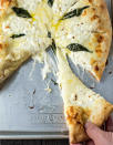<p>Découvrir la recette <a href="http://www.certifiedpastryaficionado.com/best-pizza-bianca-white-pizza/" rel="nofollow noopener" target="_blank" data-ylk="slk:ici;elm:context_link;itc:0;sec:content-canvas" class="link ">ici</a></p><br><br><a href="https://www.elle.fr/Elle-a-Table/Les-dossiers-de-la-redaction/Dossier-de-la-redac/20-pizzas-a-gouter-au-moins-une-fois-dans-sa-vie#xtor=AL-541" rel="nofollow noopener" target="_blank" data-ylk="slk:Voir la suite des photos sur ELLE.fr;elm:context_link;itc:0;sec:content-canvas" class="link ">Voir la suite des photos sur ELLE.fr</a><br><h3> A lire aussi </h3><ul><li><a href="https://www.elle.fr/Elle-a-Table/Les-dossiers-de-la-redaction/Dossier-de-la-redac/Pizza-d-automne#xtor=AL-541" rel="nofollow noopener" target="_blank" data-ylk="slk:15 pizzas d’automne qui nous font du bien;elm:context_link;itc:0;sec:content-canvas" class="link ">15 pizzas d’automne qui nous font du bien</a></li><li><a href="https://www.elle.fr/Elle-a-Table/Les-dossiers-de-la-redaction/Dossier-de-la-redac/Pate-a-pizza-sans-gluten#xtor=AL-541" rel="nofollow noopener" target="_blank" data-ylk="slk:Idées de belles et bonnes pizzas sans gluten;elm:context_link;itc:0;sec:content-canvas" class="link ">Idées de belles et bonnes pizzas sans gluten</a></li><li><a href="https://www.elle.fr/Elle-a-Table/Les-dossiers-de-la-redaction/Dossier-de-la-redac/Pizza-tressee#xtor=AL-541" rel="nofollow noopener" target="_blank" data-ylk="slk:#braidedpizza : La pizza tressée, la nouvelle tendance de l’apéro;elm:context_link;itc:0;sec:content-canvas" class="link ">#braidedpizza : La pizza tressée, la nouvelle tendance de l’apéro</a></li><li><a href="https://www.elle.fr/Elle-a-Table/Que-faire-avec/30-recettes-pour-faire-soi-meme-sa-pizza#xtor=AL-541" rel="nofollow noopener" target="_blank" data-ylk="slk:30 recettes pour faire soi-même sa pizza !;elm:context_link;itc:0;sec:content-canvas" class="link ">30 recettes pour faire soi-même sa pizza !</a></li><li><a href="https://www.elle.fr/Astro/Horoscope/Quotidien#xtor=AL-541" rel="nofollow noopener" target="_blank" data-ylk="slk:Consultez votre horoscope sur ELLE;elm:context_link;itc:0;sec:content-canvas" class="link ">Consultez votre horoscope sur ELLE</a></li></ul>