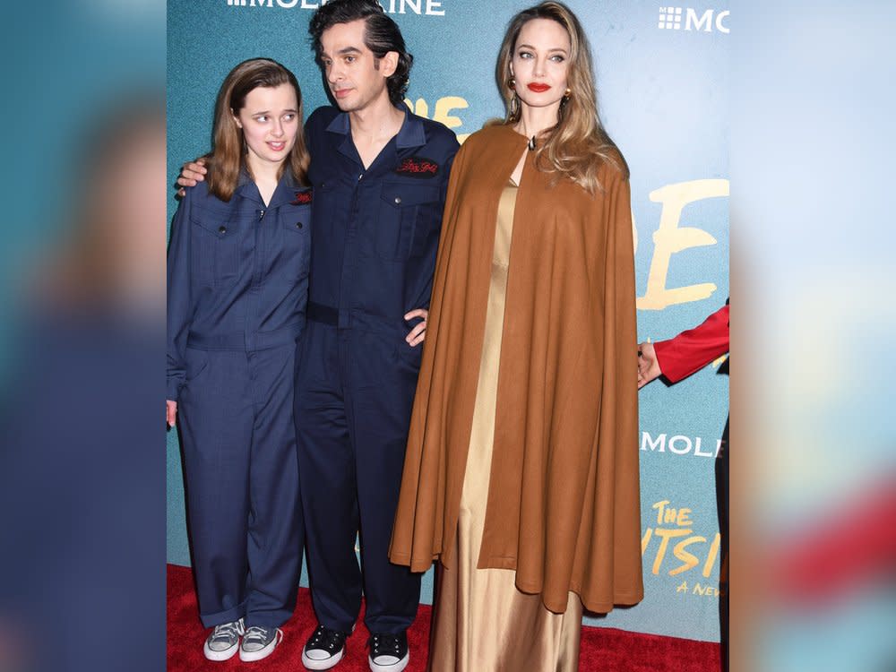 Vivienne (links) mit Justin Levine und ihrer Mutter Angelina Jolie bei der Broadway-Premiere. (Bild: imago/Cover-Images)