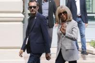 <p>Brigitte Macron samedi à Biarritz, avec son directeur de cabinet, Pierre-Olivier Costa. </p>