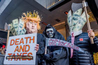 <p>Hundreds of New Yorkers gathered outside Cipriani at 42nd Street in Midtown Manhattan on Dec. 2, 2017 to protest Trump’s $1,000 dollars a plate brunch, a fundraiser hosted by the Republican National Convention for his 2020 re-election campaign. (Photo: Erik McGregor/Pacific Press/LightRocket via Getty Images) </p>