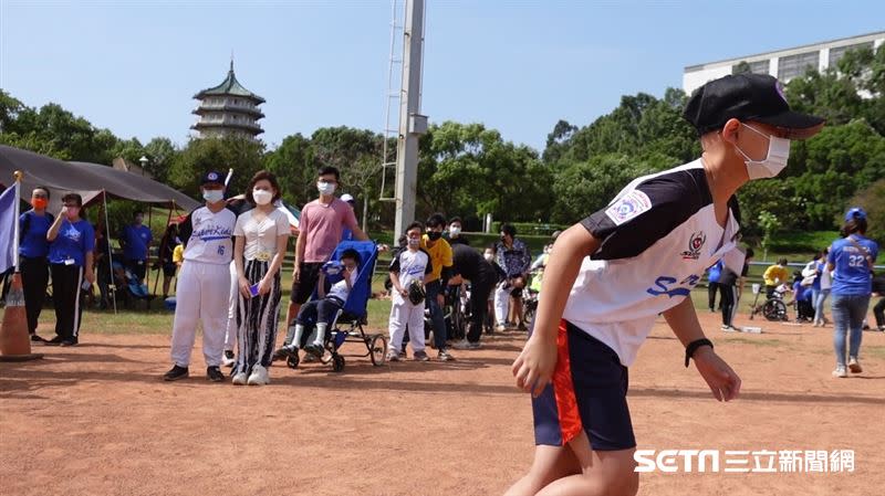 克服疾病努力揮棒、跑壘，在「協助員（Buddy）」的陪伴下，智韋打球的狀態越來越好。（圖／記者張雅筑攝）