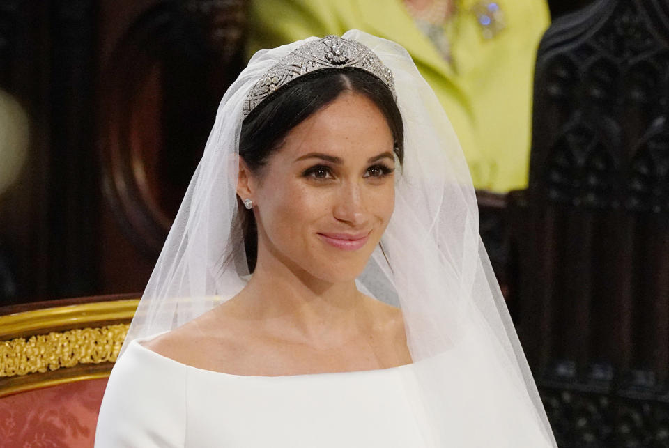 El 19 de mayo de 2018 <a href="https://es.vida-estilo.yahoo.com/principe-harry-y-meghan-markle-12-fotos-de-la-boda-real-091557719.html" data-ylk="slk:Meghan Markle;elm:context_link;itc:0;sec:content-canvas;outcm:mb_qualified_link;_E:mb_qualified_link;ct:story;" class="link  yahoo-link">Meghan Markle</a> lució la tiara Bandeau de diamantes, hecha en 1932 para la reina María de Teck. Se trata de una tiara flexible formada por once secciones con óvalos entrelazados y diamantes de diferentes tamaños. (Foto: Jonathan Brady / Getty Images)