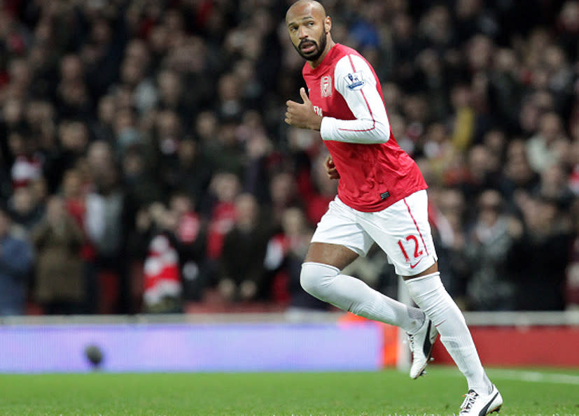 Les chaussettes sur les genous de Thierry henry