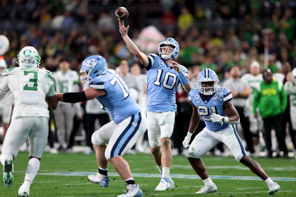 SAN DIEGO, CALIFORNIA – DECEMBER 28: Drake Maye #10 of the North Carolina Tar Heels passes the ball during the first half of the San Diego Credit Union Holiday Bowl game against the Oregon Ducks at PETCO Park on December 28, 2022 in San Diego, California. (Photo by Sean M. Haffey/Getty Images)