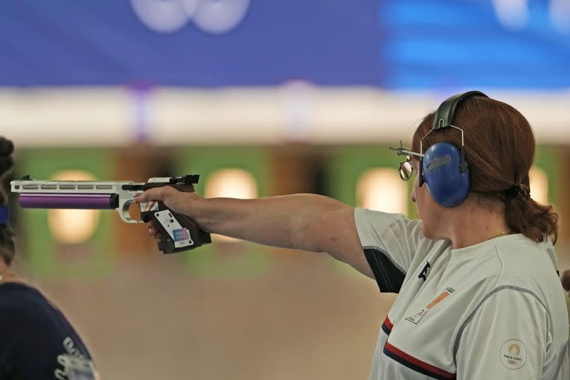 La georgiana Nino Salukvadze compite en la ronda de clasificación femenina de pistola de aire a 10 metros en los Juegos Olímpicos de Verano de 2024, el sábado,