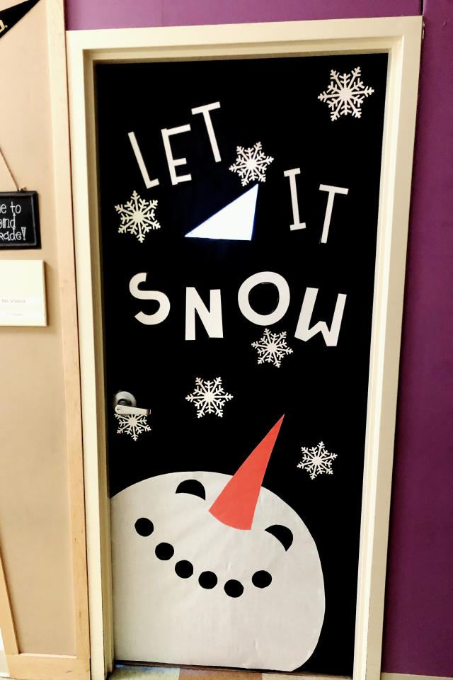 christmas classroom door decorating