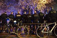 <p>Plus de 200 policiers se sont réunis vendredi soir devant le Bataclan à Paris pour protester contre les accusations de violences policières et de racisme à l'encontre de leur profession, et dénoncer un manque de soutien de l'Intérieur.</p>