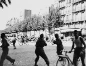 La gente corre en una calle de París buscando refugio para escapar de la línea de fuego de francotiradores alemanes el 29 de agosto de 1944. (Foto: Peter J. Carroll / AP).