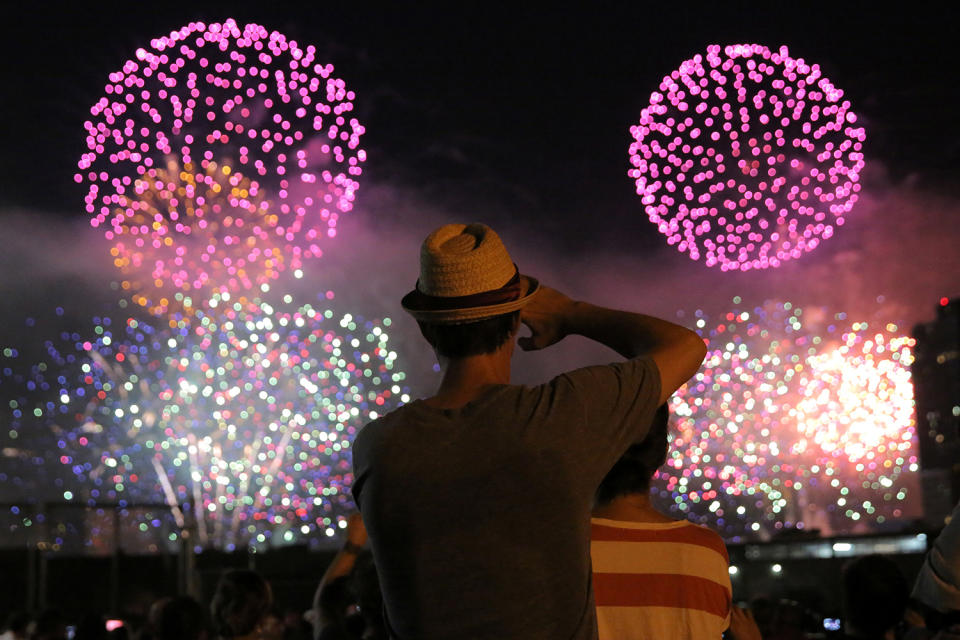 <p><span>People watch the Macy’s 4th of July Firework Show from Brooklyn in New York City, U.S., July 4, 2017. (Andrew Kelly/Reuters)</span><br></p>